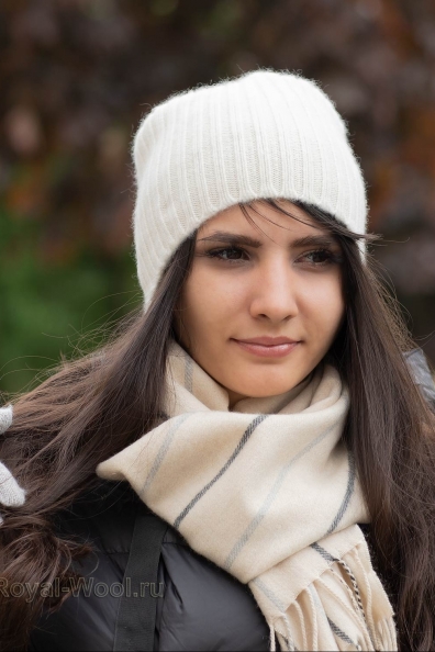 Белая женская шапка из кашемира 750-1-15