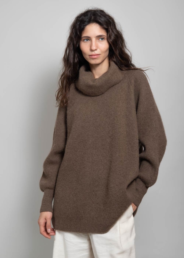Женский свитер объемного размера с большим воротом 1921-U-5