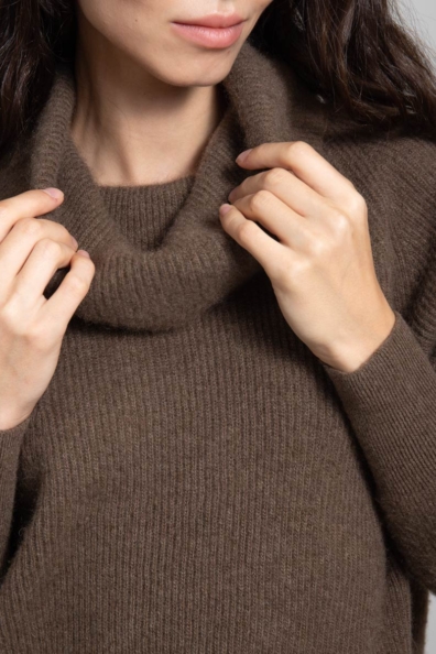 Женский свитер объемного размера с большим воротом 1921-U-5