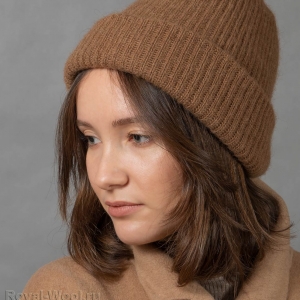 Зимняя вязаная шапка с отворотом простая и красивая