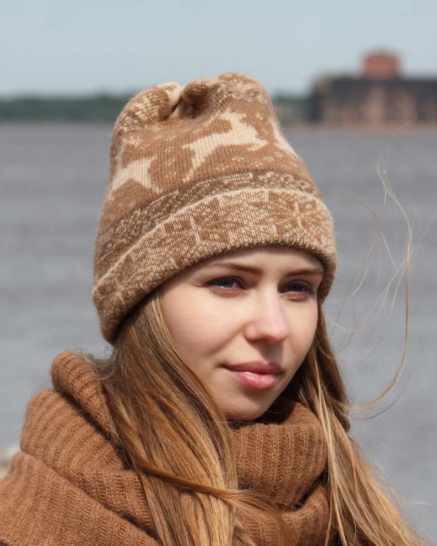 Шапка из шерсти верблюда с рисунком "олени"