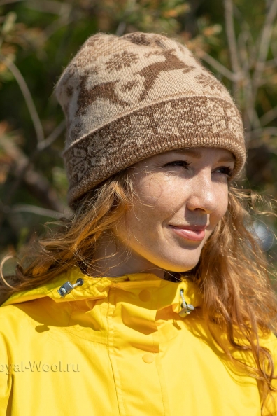 Шапка с оленями из верблюжьей шерсти 193-UL-9