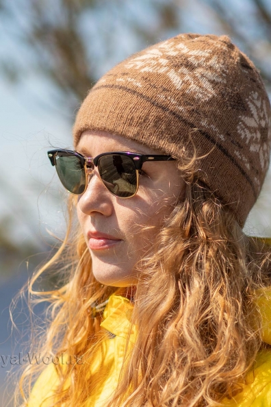 Шапка с рисунком «снежинка» из верблюжьей шерсти 193-3-2