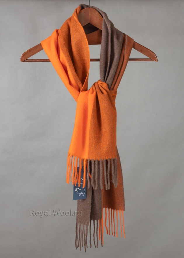 Оранжевый шарф с кистями