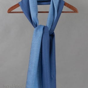 Шерстяной голубой шарф