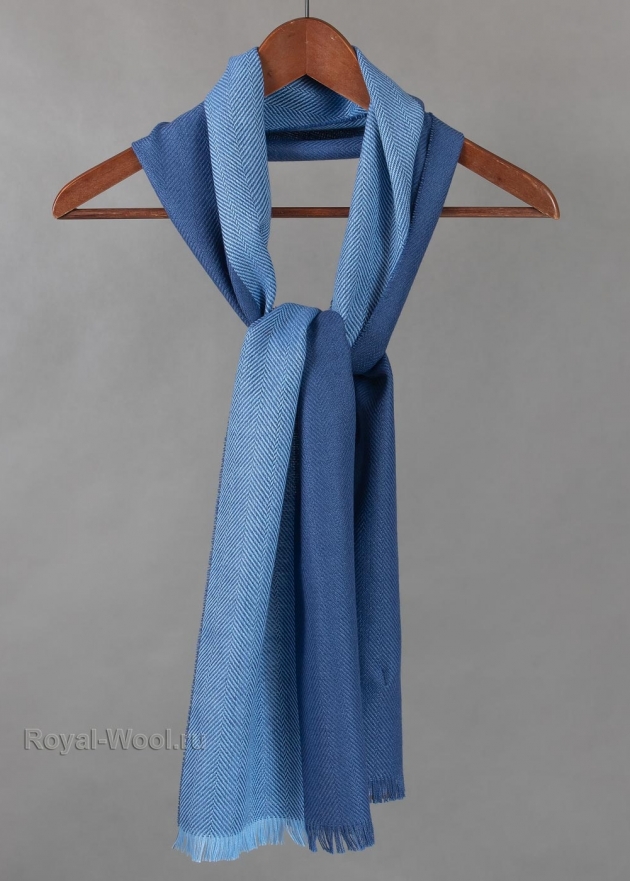 Шерстяной голубой шарф