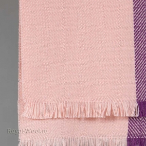 Шерстяной розовый шарф