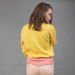 Шерстяной желтый свитер с рисунком