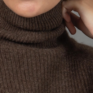 Теплый женский свитер с горлом