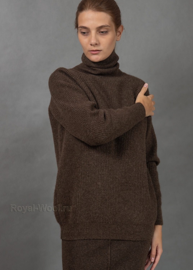 Теплый женский свитер с горлом