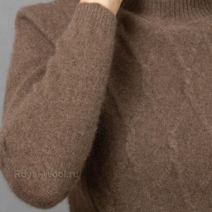 Женский свитер с ромбами