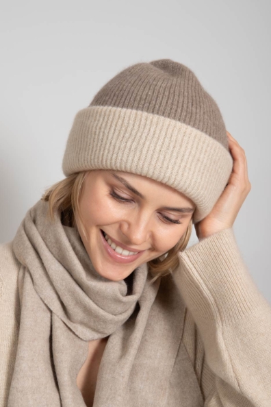 Бежевая вязаная двухсторонняя шапка из кашемира 750-4-27