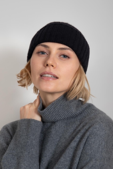 Черная однотонная шапка из кашемира 750-1-17