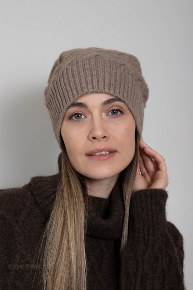 Бежевая шапка из кашемира в косичку 750-4-35