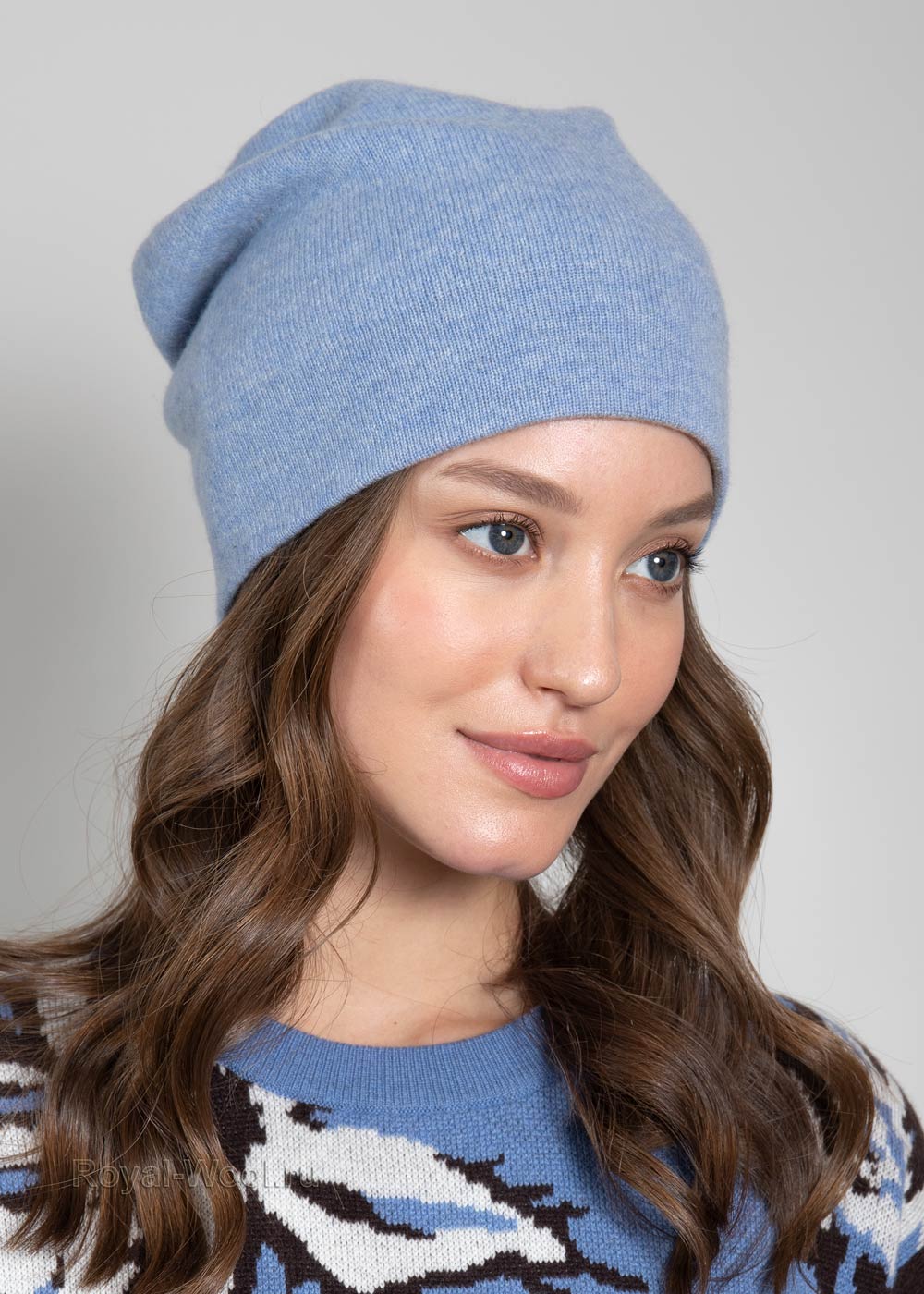 Синяя шапка: смело и стильно