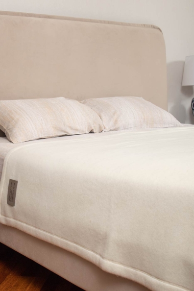 Белое одеяло из шерсти ягнят 1,5-спальное 140