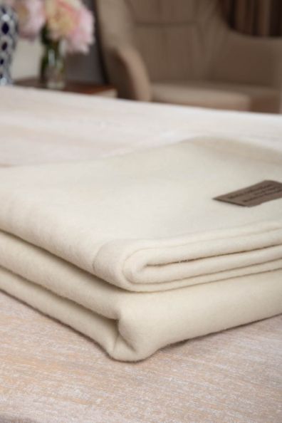 Белое одеяло из шерсти ягнят 1,5-спальное 140