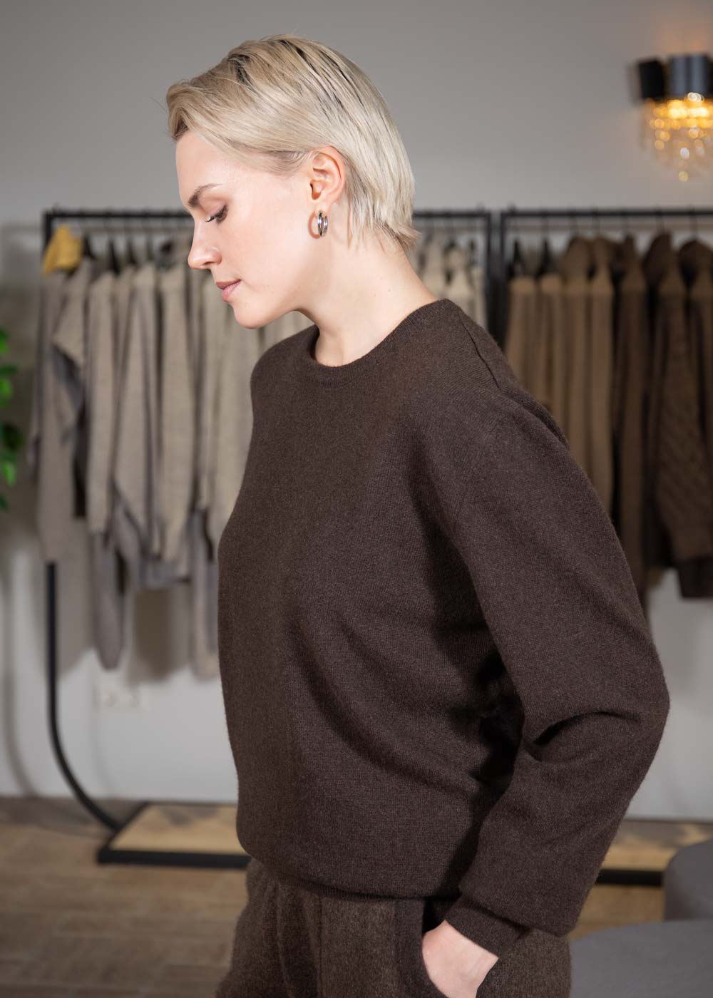 korichnevyj-zhenskij-dzhemper-puh-yaka-1911-21w-1 (4) Коричневый джемпер пух яка фото2