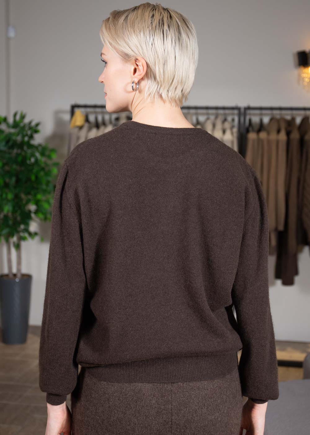 korichnevyj-zhenskij-dzhemper-puh-yaka-1911-21w-1 (5) Коричневый джемпер пух яка фото3